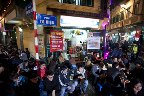 ຄຸ້ມຖະໜົນເກົ່າ ຮ່າໂນ້ຍ ແລະ ວັດທະນະທຳ ການກິນດື່ມຢູ່ຕາມ ທາງຍ່າງ